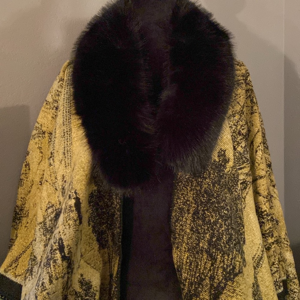 Beautiful Patterned Cape Cardigan - Picture 3 of 9